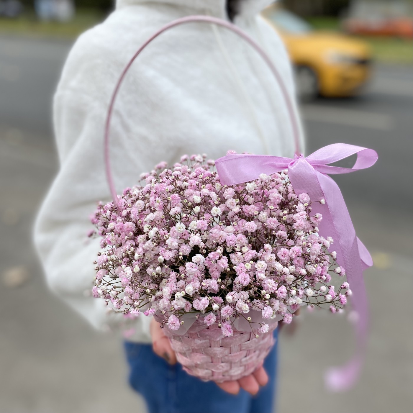 Розовая гипсофила в плетенной корзине